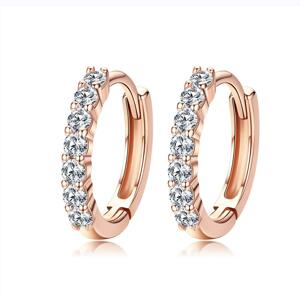 Klenoty Amber Stříbrné náušnice rosegold třpytivé kroužky
